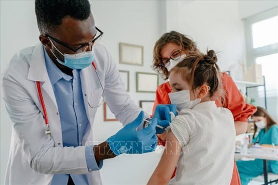 Nhân viên y tế tiêm vaccine ngừa COVID-19 cho trẻ em tại Los Angeles, California (Mỹ). Ảnh: Getty Images/TTXVN