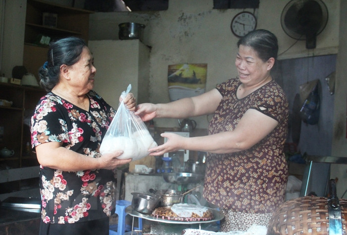 Khách quen đến xóm Hàn Giang mua bánh