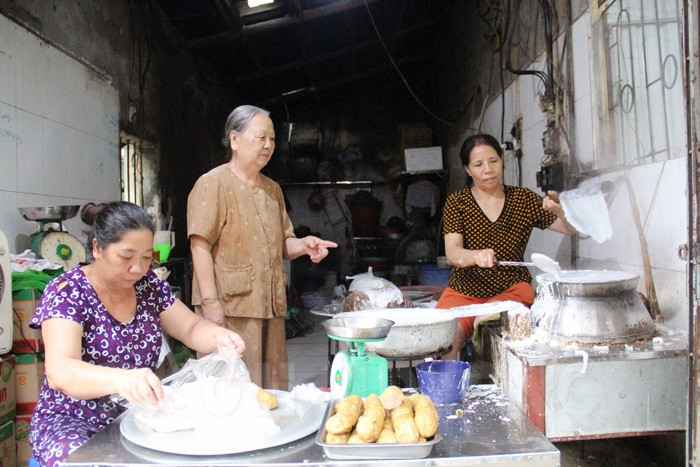 Dù 83 tuổi, cụ Văn vẫn thường chỉ dạy con dâu làm bánh