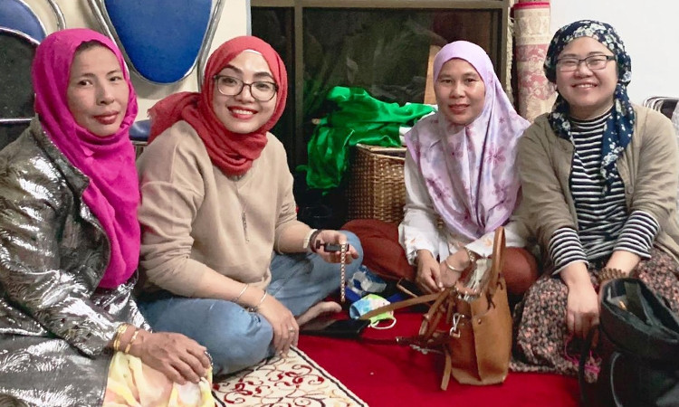 Chị Vui (thứ 3 từ trái qua) cùng các chị em đạo Hồi ở Hà Nội trong ngày Tết sau tháng nhịn ăn Ramada 2019. Ảnh: NVCC.