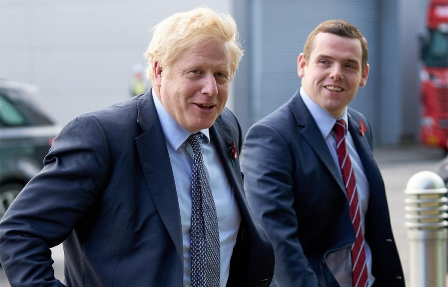 Thủ tướng Anh Boris Johnson (trái) và Thứ trưởng phụ trách vấn đề Scotland của Anh Doughlas Ross. (Nguồn: PA)