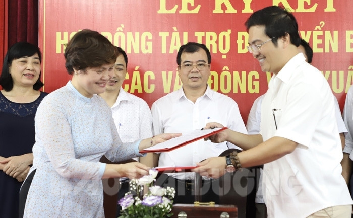 Lãnh đạo Trung tâm Đào tạo, Huấn luyện và Thi đấu thể thao tỉnh Hải Dương và Công ty TNHH Babeeni Việt Nam ký hợp đồng tài trợ cho đội tuyển bắn cung