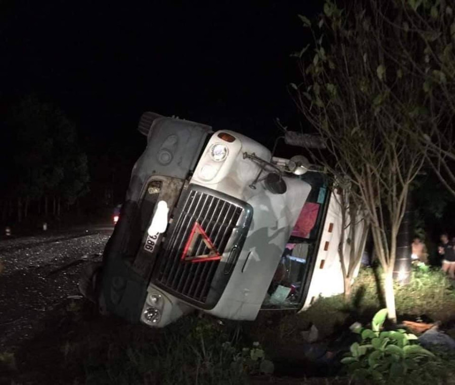 Xe 16 chỗ biển số Khánh Hòa bị xe container đè bẹp, đã có 2 người chết  - Ảnh 4.