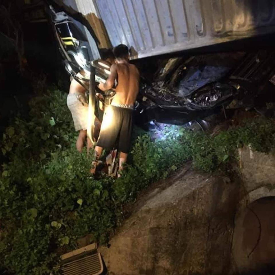 Xe 16 chỗ biển số Khánh Hòa bị xe container đè bẹp, đã có 2 người chết  - Ảnh 5.