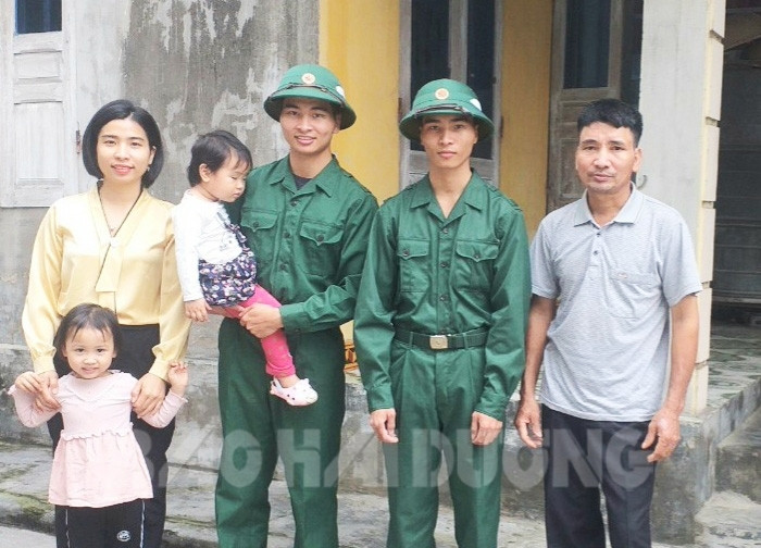 Hai anh em sinh đôi Phạm Đức Bình và Phạm Đức Minh cùng gia đình trước khi nhập ngũ