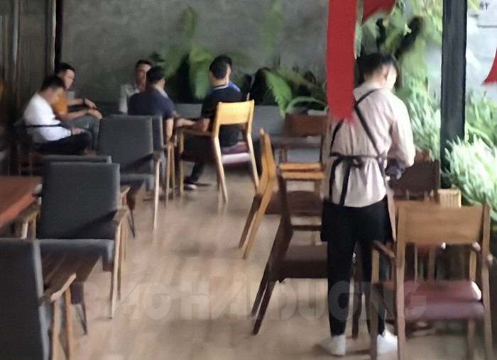 Một quán cà phê tại phố Đỗ Ngọc Du (TP Hải Dương) phục vụ khách tại chỗ