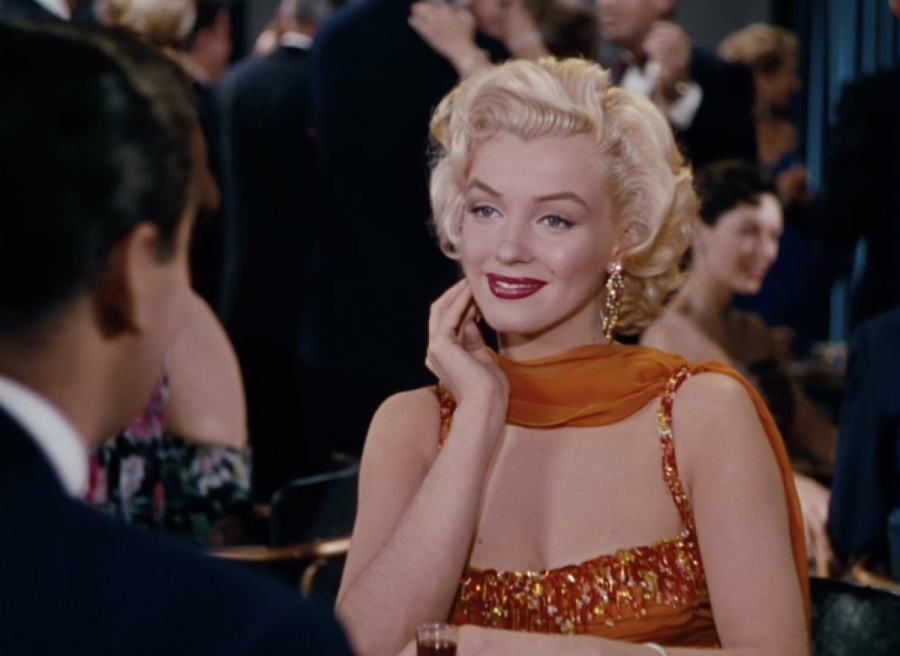 Làn da của Marilyn Monroe bắt sáng trên máy ảnh và một điều nhỏ đã giúp cô đạt được hiệu ứng này. Cô thoa một lớp dày Nivea Creme hoặc Vaseline. Bên cạnh đó, để đôi môi trông đầy đặn hơn, cô nàng đã thoa 5 màu son khác nhau.