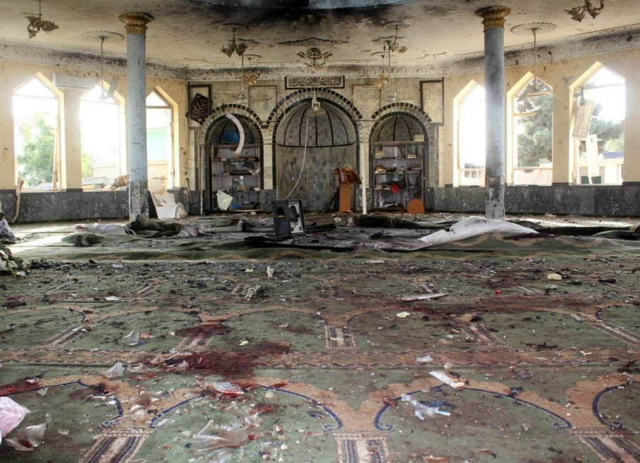 Hiện trường Nhà thờ Hồi giáo sau vụ nổ ở Kunduz, Afghanistan ngày 8/10/2021. Ảnh: Reuters