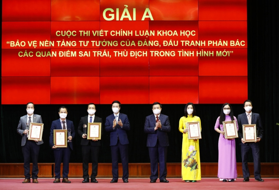 Ông Võ Văn Thưởng - Thường trực Ban Bí thư và ông Nguyễn Xuân Thắng - Giám đốc Học viện Chính trị Quốc gia Hồ Chí Minh trao giải A cho các tác giả đoạt giải.