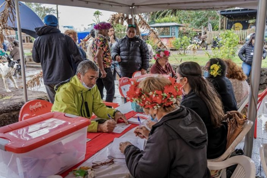 Người dân đảo Phục Sinh đi bỏ phiếu về việc mở cửa hòn đảo. Nguồn: Miguel Carrasco/AFP
