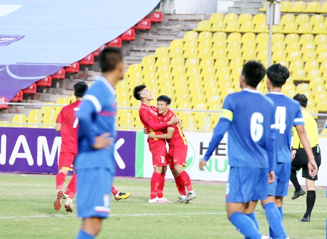 Đồng đội chia vui cùng Văn Xuân (phải) sau khi anh ghi bàn thắng duy nhất hạ Đài Bắc Trung Hoa