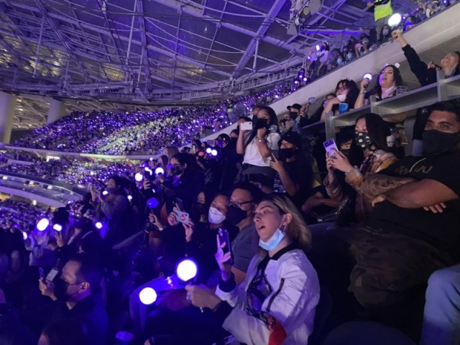 Khán đài SoFi Stadium tại Los Angeles (Mỹ) trong đêm diễn đầu tiên của nhóm BTS. Nguồn: Yonhap