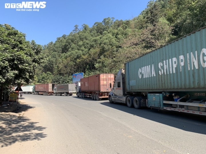 Hàng nghìn container hàng hóa ùn tắc ở cửa khẩu Lạng Sơn, tài xế vạ vật chờ đợi - 1