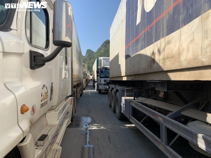 Hàng nghìn container hàng hóa ùn tắc ở cửa khẩu Lạng Sơn, tài xế vạ vật chờ đợi - 9