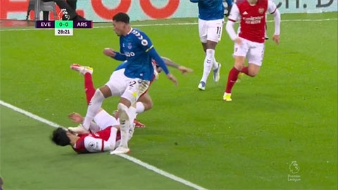 Cầu thủ Everton thoát thẻ đỏ thần kỳ như... Ronaldo