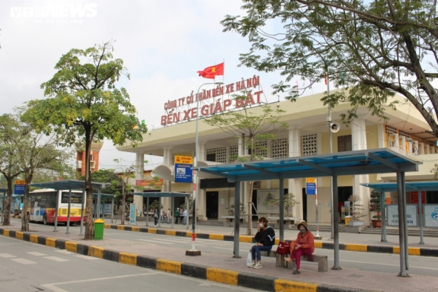 Tương tự, tại bến xe Giáp Bát (Hoàng Mai, Hà Nội), từ khu vực cổng đến các sảnh chờ khách đều trống vắng. Hoạt động vận chuyển hàng hóa cũng vắng vẻ, lượt người vào bến xe thưa thớt.