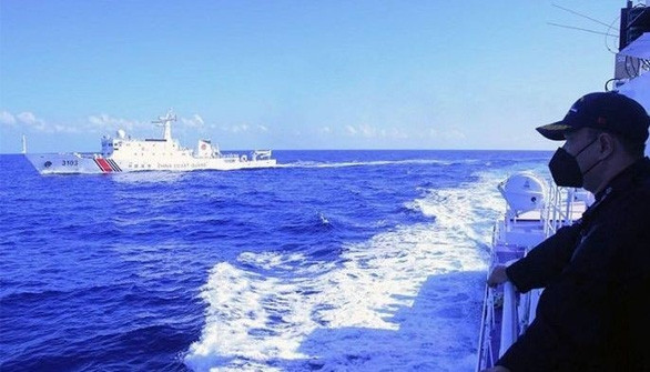 Philippines gửi công hàm ngoại giao về vụ chạm mặt tàu hải cảnh Trung Quốc - Ảnh 1.