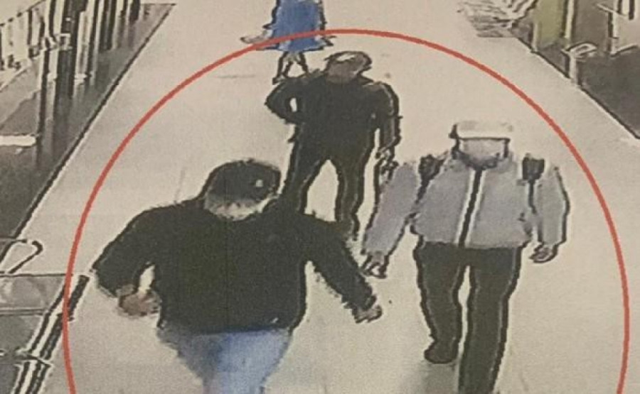 Hình ảnh 3 tên cướp lúc vào tòa chung cư HH1A Linh Đàm, phường Hoàng Liệt