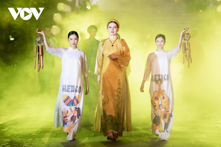 NSND Lan Hương 'Em bé Hà Nội' làm mẫu áo dài cho Hoa hậu Ngọc Hân - 6