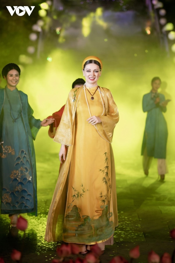 NSND Lan Hương 'Em bé Hà Nội' làm mẫu áo dài cho Hoa hậu Ngọc Hân - 7
