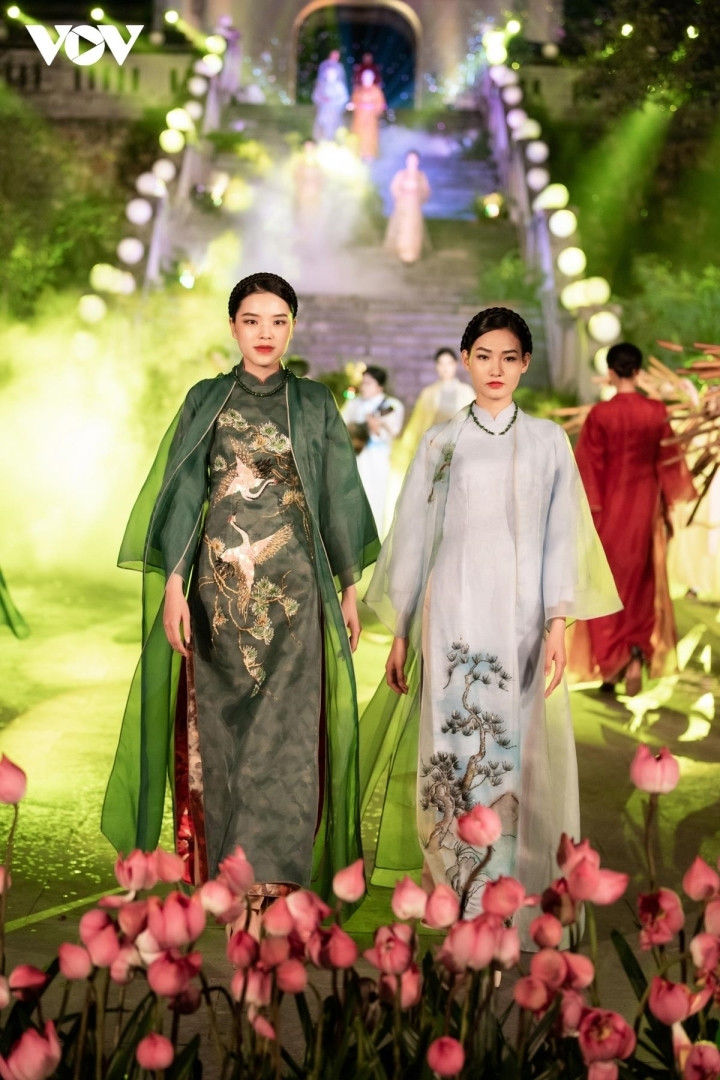 NSND Lan Hương 'Em bé Hà Nội' làm mẫu áo dài cho Hoa hậu Ngọc Hân - 9