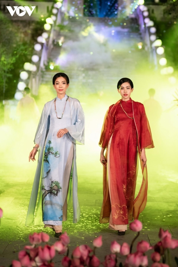 NSND Lan Hương 'Em bé Hà Nội' làm mẫu áo dài cho Hoa hậu Ngọc Hân - 13