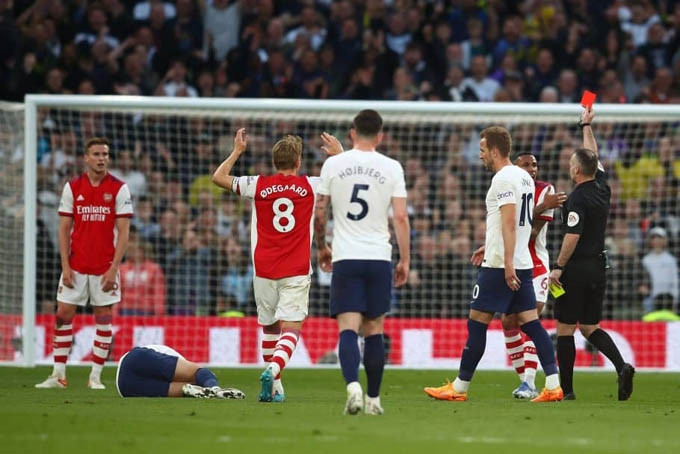 Việc Holding (trái) phải nhận thẻ đỏ khiến Arsenal không thể ngăn chặn Tottenham