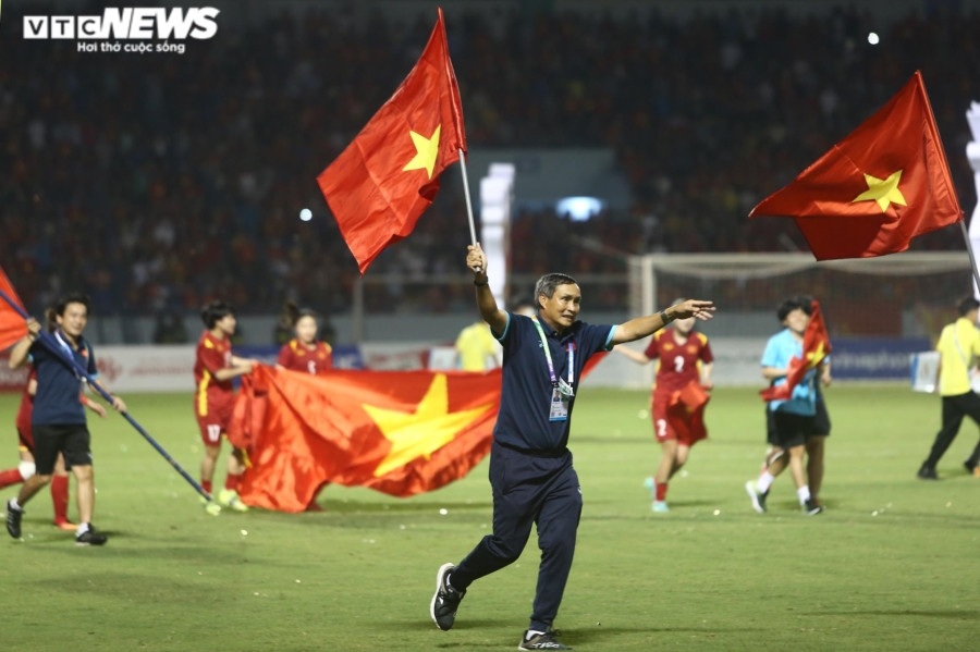 Rơi nước mắt tự hào khi tuyển nữ Việt Nam phất cờ Tổ quốc mừng HCV SEA Games 31 - 3