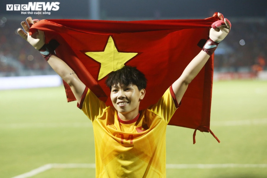 Rơi nước mắt tự hào khi tuyển nữ Việt Nam phất cờ Tổ quốc mừng HCV SEA Games 31 - 4