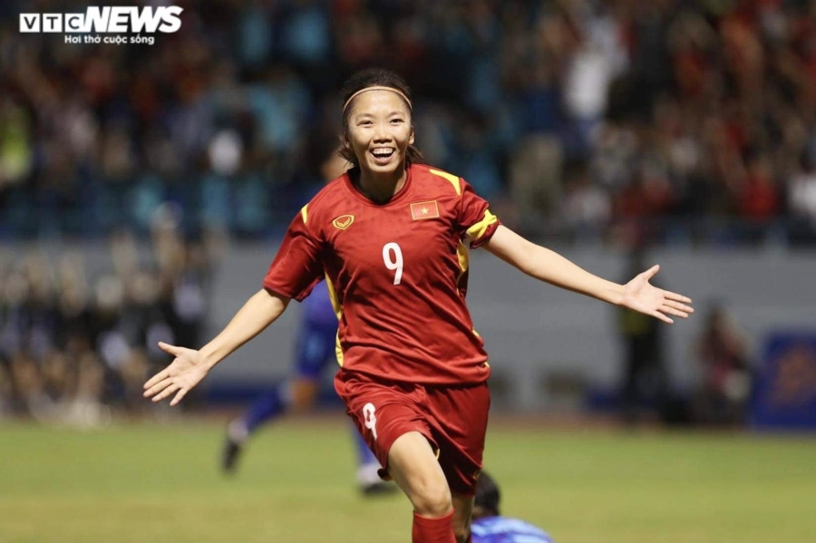 Rơi nước mắt tự hào khi tuyển nữ Việt Nam phất cờ Tổ quốc mừng HCV SEA Games 31 - 5