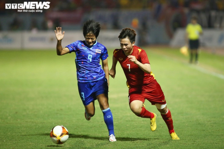 Rơi nước mắt tự hào khi tuyển nữ Việt Nam phất cờ Tổ quốc mừng HCV SEA Games 31 - 10