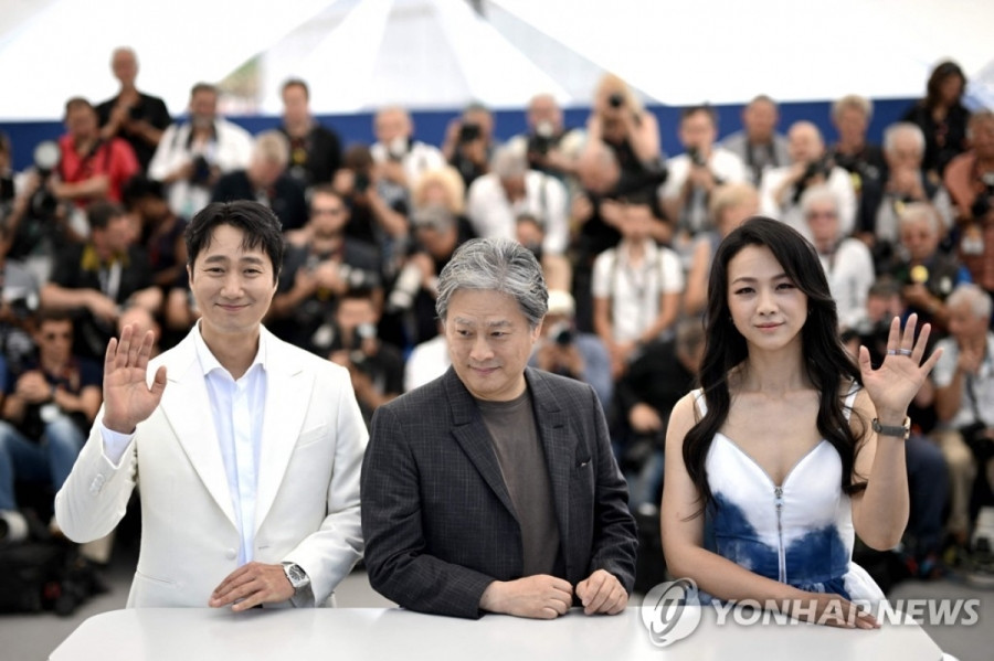 Đạo diễn Park Chan Wook cùng nữ diễn viên Thang Duy và nam tài tử Park Hae Il.