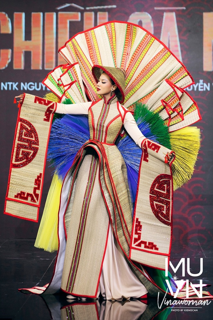 Trang phục dân tộc Việt độc lạ tại các cuộc thi sắc đẹp thế giới - Ảnh 1.