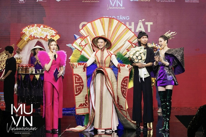 Trang phục dân tộc Việt độc lạ tại các cuộc thi sắc đẹp thế giới - Ảnh 2.