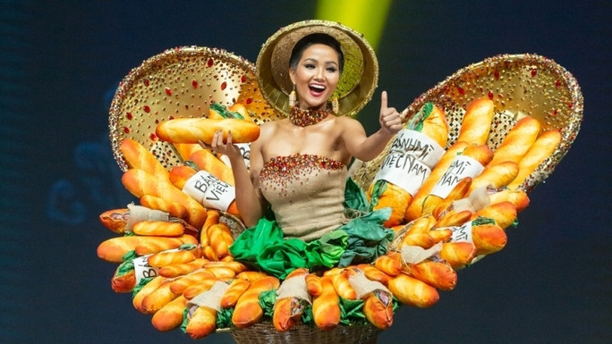 Trang phục dân tộc Việt độc lạ tại các cuộc thi sắc đẹp thế giới - Ảnh 9.