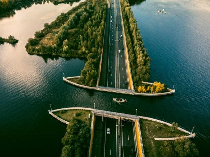 Vẻ đẹp siêu thực ở cây cầu nước nơi tàu thuyền và ô tô 'giao nhau' đầy ảo diệu - 2