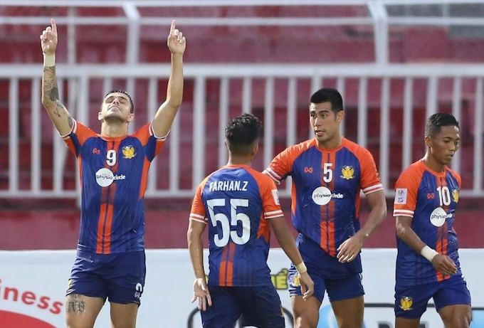 Niềm vui của đội Hougang United khi mở tỷ số trận đấu. Ảnh: Anh Khoa