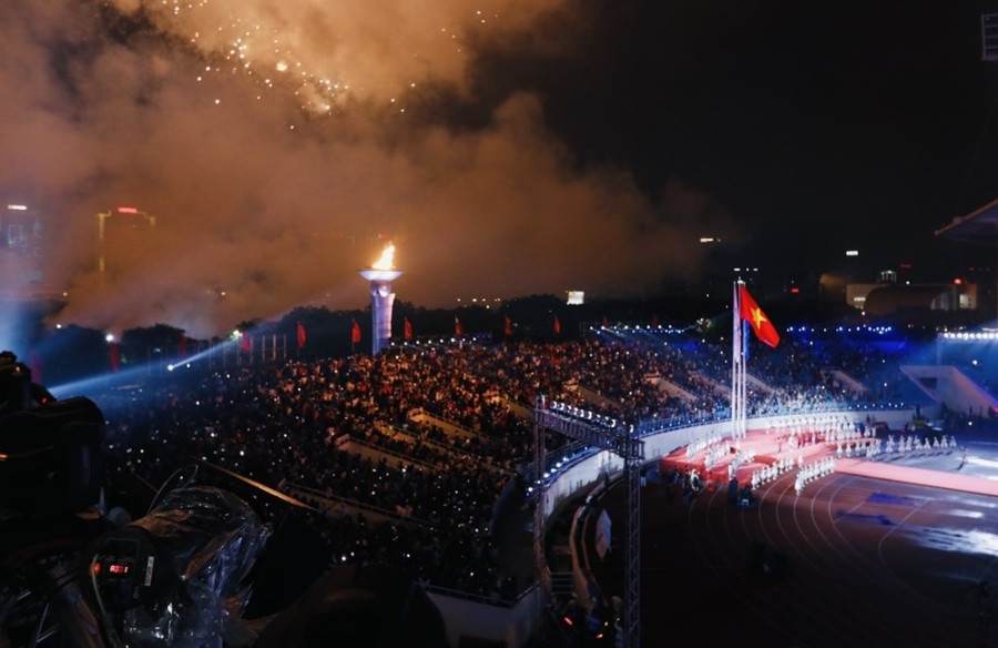 SEA Games 31 begins with vivid, colourful opening ceremony hinh anh 13